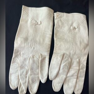 Vintage kidskin gloves white with bow